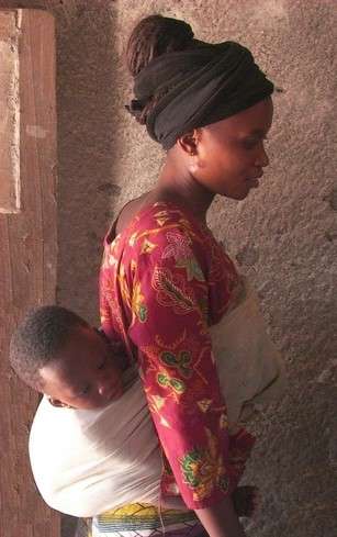 Jeune maman burundaise portant son enfant attaché sur le dos