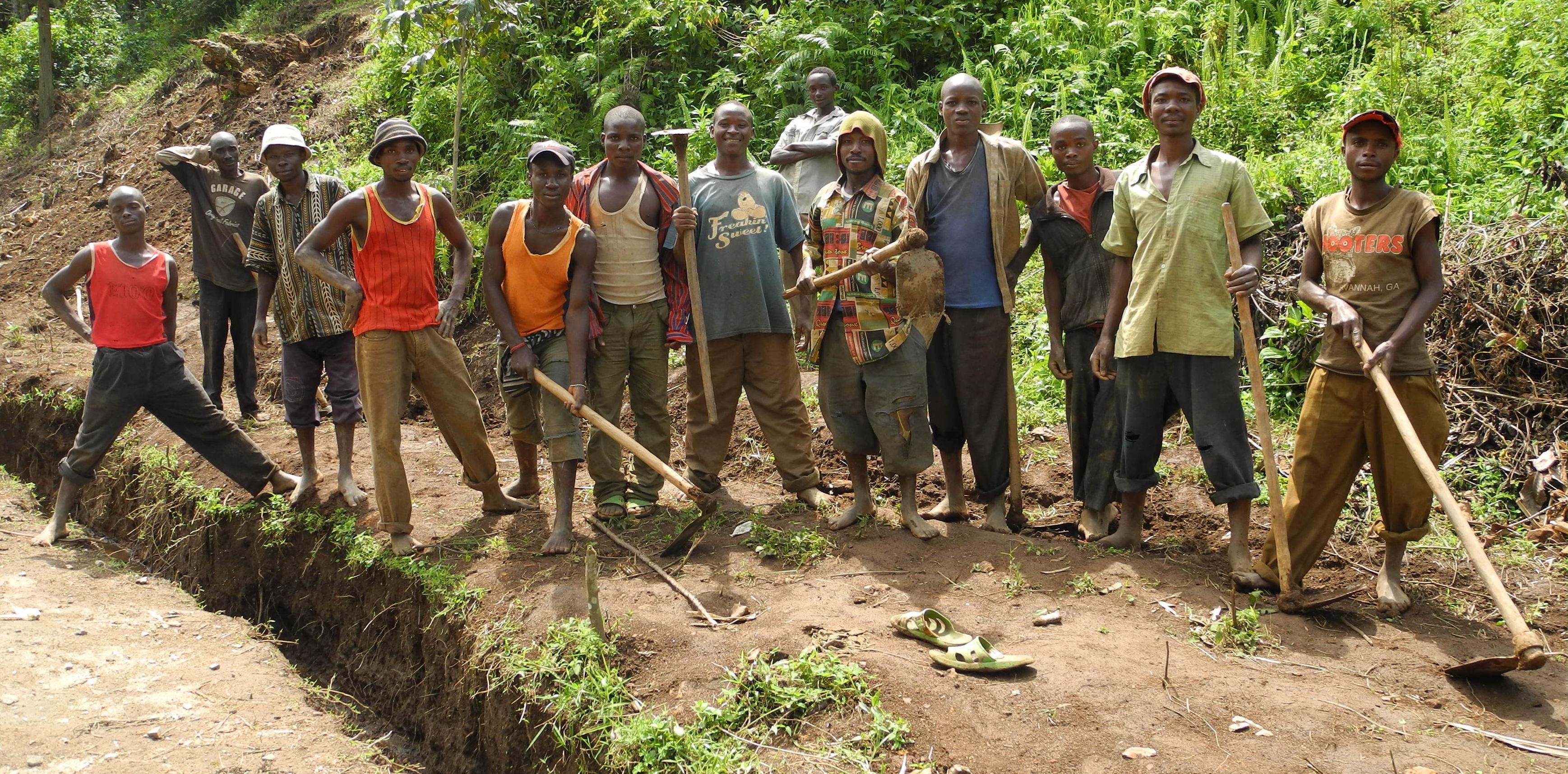 Ouvriers burundais sur la voie publique